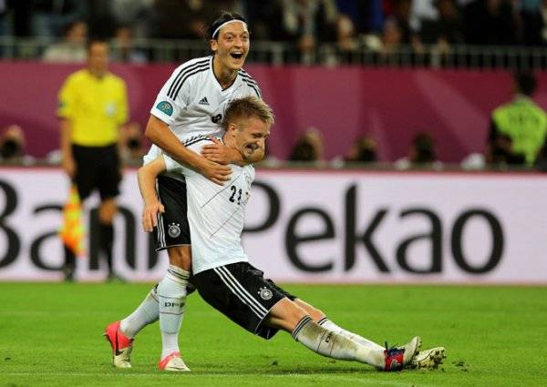 ЕВРО-2012: Немцы уверенно шагают в полуфинал