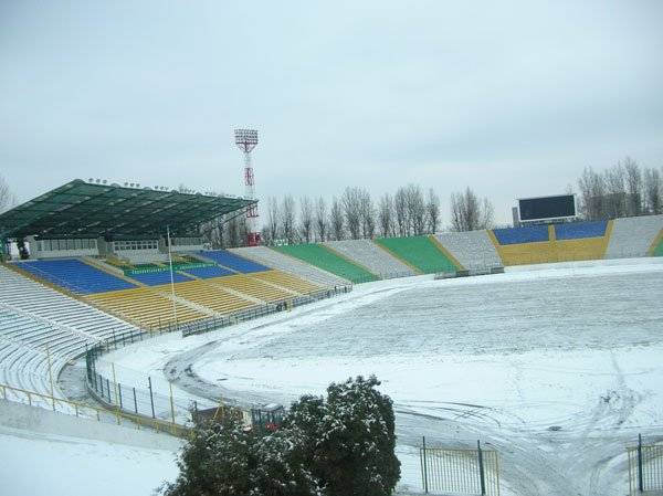 Зачем Львов Арена, если можно почистить снег на стадионе Украина?