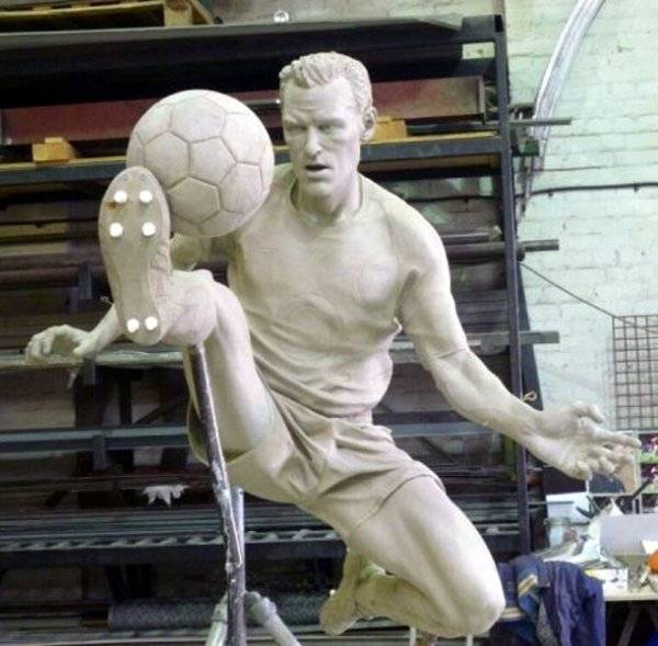 Памятники легендарным футболистам