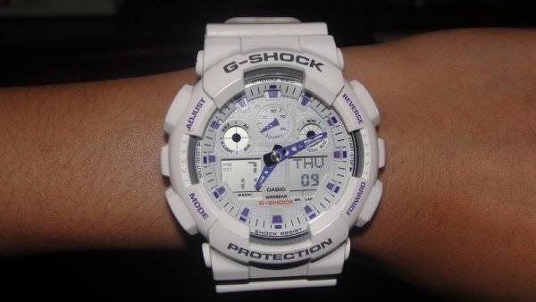 Две оригинальные белые модели мужских часов от бренда G-Shock
